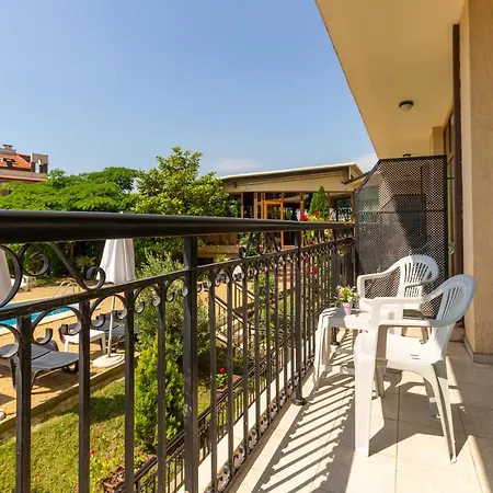 джулия Хотел